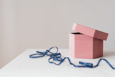 caja con logo